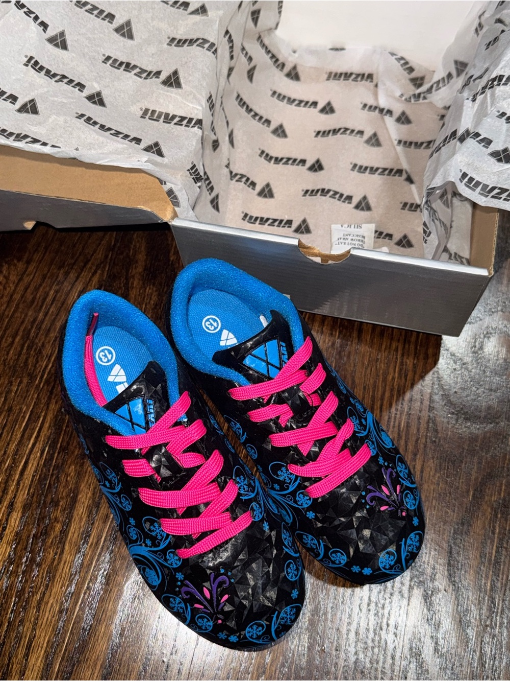 Vizari Kids soccer cleats-Patterned Athletic Shoes with Pink Laces